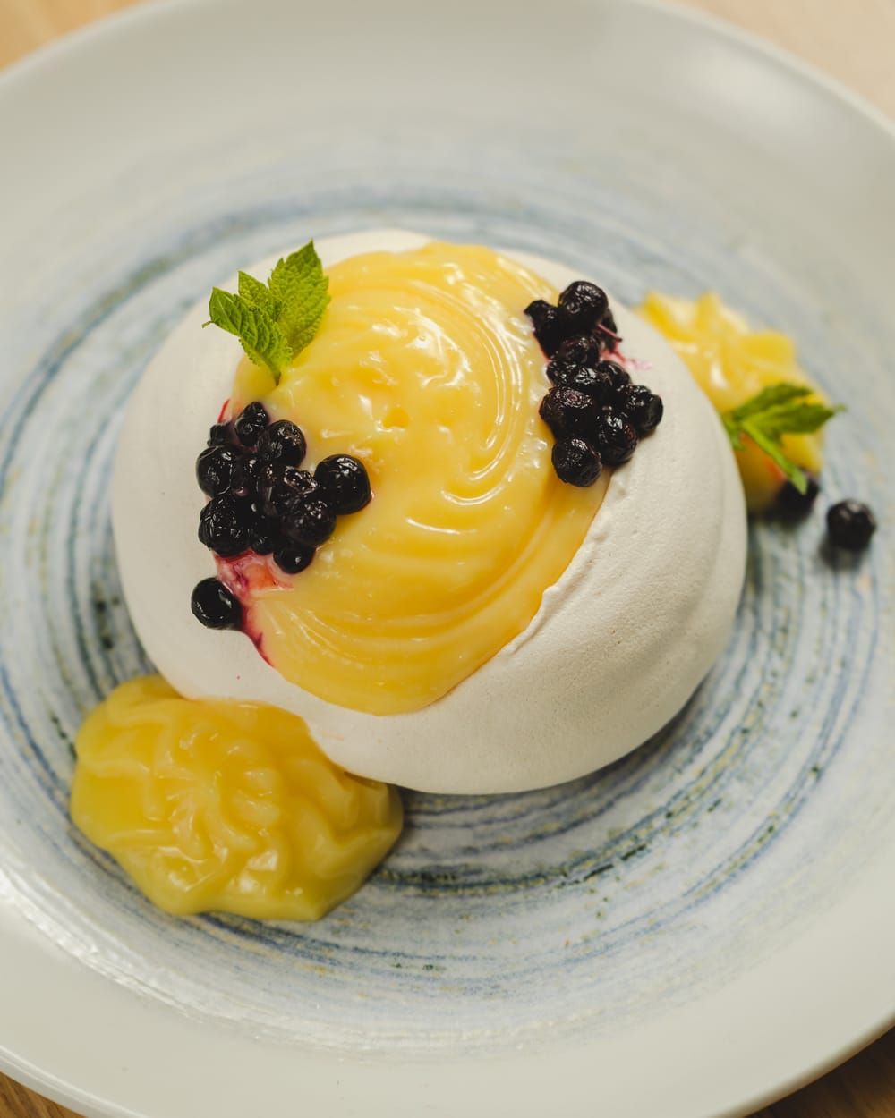 Pavlova sa kremom od limuna i borovnicama